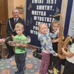 Dzieci oglądają instrumenty