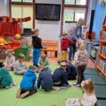 Dzieci oglądają książki