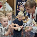 Dzieci oglądają mąkę