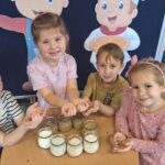 Dzieci ogladają ziarna