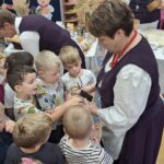 Dzieci oglądają ziarna zbóż