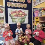 Dzieci piją sok jabłkowy