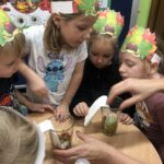 Dzieci podczas eksperymentu z zabarwieniem papieru