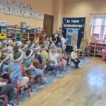 Dzieci podczas spotkania z policjantami