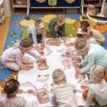 Dzieci podczas układania puzzli