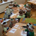 Dzieci-podczas-zabawy-plastycznej