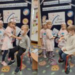 Dzieci podczas zabawy tematycznej w pielęgniarki