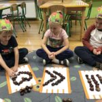 Dzieci podczas zabawy z kasztanami