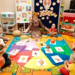 Dzieci-podczas-zajec-poznaja-oznaki-jesieni