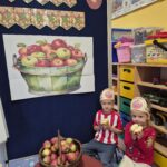 Dzieci pokazują połówkę jabłka