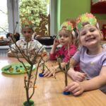 Dzieci prezentują jesienne drzewka