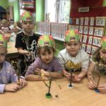 Dzieci prezentują swoje prace