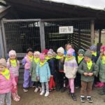 Dzieci przed kurnikiem
