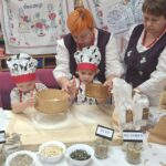 Dzieci przesiewają mąkę przez sito