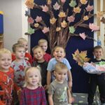 Dzieci-przy-drzewku-emocji