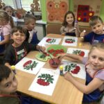 Dzieci przy stolikach