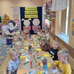 Dzieci przy stolikach