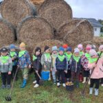 Dzieci przy wykopkach- zdjęcie grupowe