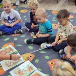 Dzieci-rozpoznaja-emocje