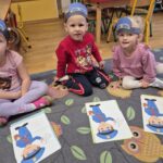 Dzieci składają obrazek z części