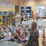 Dzieci słuchają Pań z KGW