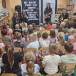 Dzieci słuchają dźwięków trąbki