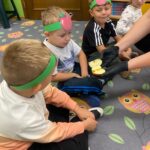 Dzieci sprawdzają co jest w środku jabłka