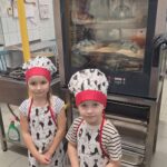 Dzieci sprawdzają jak rośnie chleb w piekarniku