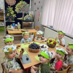 Dzieci-szykuja-sliwki-do-ciasta