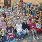 Dzieci uważnie słuchają policjantów