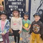 Dzieci w czapkach strażackich