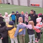 Dzieci w kole, podczas okrzyków wspierających