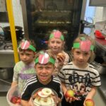 Dzieci w kuchni sprawdzają piekące sie jabłka