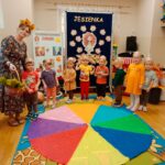 Dzieci-witaja-Pania-Jesien