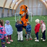 Dzieci witają się z tygryskiem