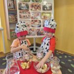 Dzieci wkładają jabłka do słoika