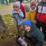 Dzieci-wkladaja-sloik-do-dziury-i-zakopuja-na-lata