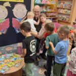 Dzieci wybierają niespodzianki od p. Marka