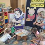 Dzieci wybierają zakłądki przygotowane przez p. Malwinę