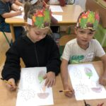 Dzieci wykonują ćwiczenia graficzne