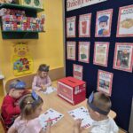 Dzieci wykonują kartę pracy