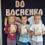 Dzieci z chlebkami