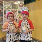 Dzieci z kompotem z jabłek