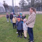 Dzieci z oddziału BIedronek podczas zwiedzania stadionu