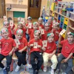 Dzieci z oddziału Biedronek z biletami na teatrzyk