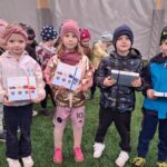 Dzieci z oddziału Biedronek z prezentami dla trenerów