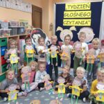 Dzieci z pracami plastycznymi