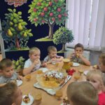 Dzieci-zajadaja-ciasto-i-pija-sok