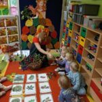 Dzieci zapoznaja się z kolczatkiem kasztanem