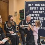 Dziewczynka gra na trąbce